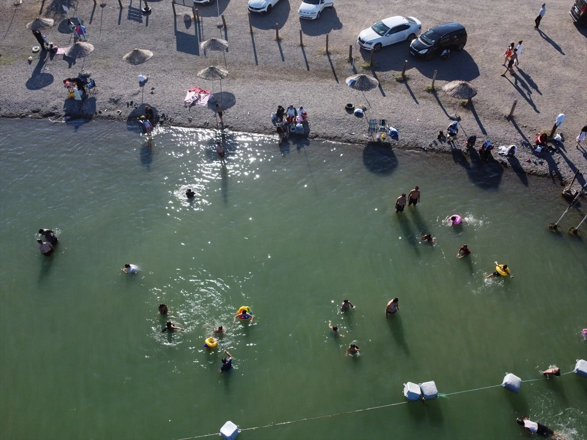 Elazığ’ın Sivrice ilçesindeki Hazar Gölü tatilcileri ağırlıyor